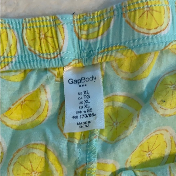 GAP Lemon Shorts - Picture 2 of 3